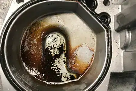 Residu pompbenzine in flotterbak