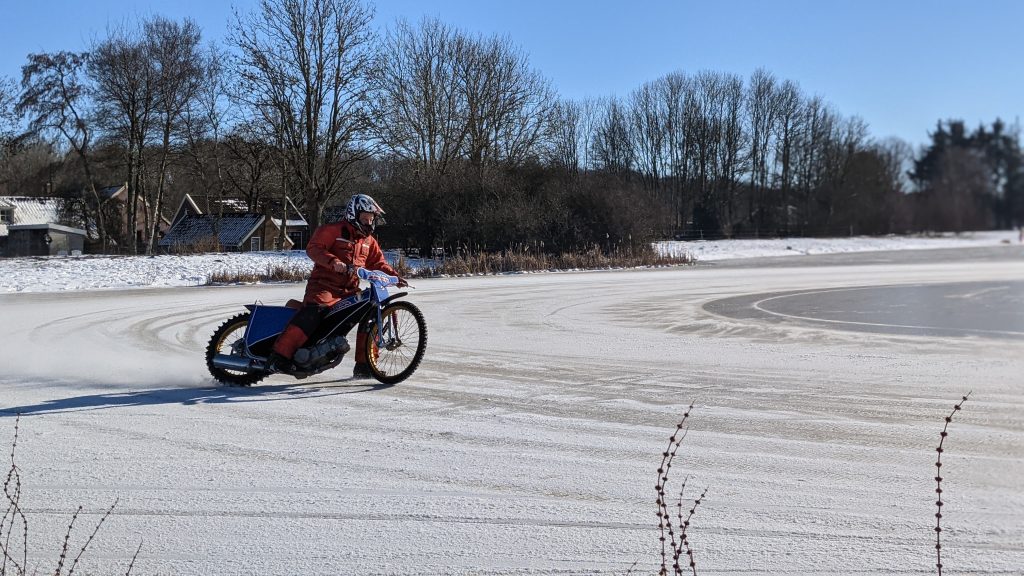 Jan Frank Bakker op het ijs, zijn motor gaat niet in de winterstalling.
