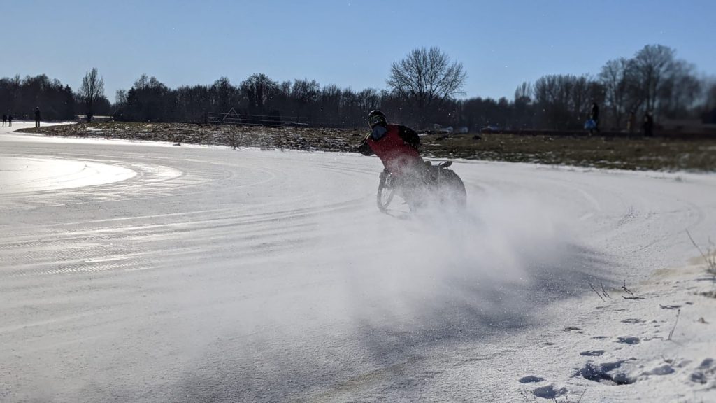 Speedwaycoureur Mika Meijer op het ijs. Afbeelding: Rachel Bruins